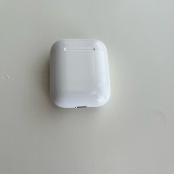 Apple AirPods - Picture 2 of 3
